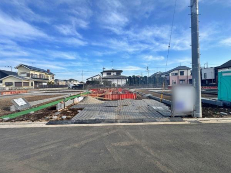 �_�ސ쌧���l�s���J��{��1���ڂ̐V�z��ˌ��Ă̑O�ʓ��H�܂ތ��n�ʐ^