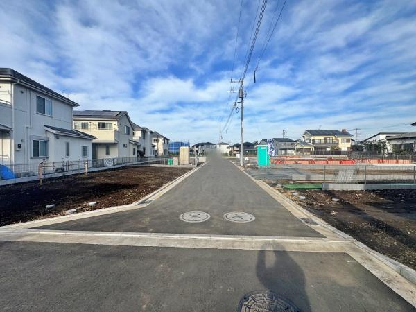 �_�ސ쌧���l�s���J��{��1���ڂ̐V�z��ˌ��Ă̑O�ʓ��H�܂ތ��n�ʐ^