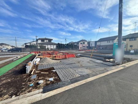 �_�ސ쌧���l�s���J��{��1���ڂ̐V�z��ˌ��Ă̑O�ʓ��H�܂ތ��n�ʐ^