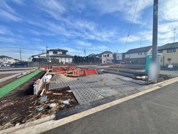 �_�ސ쌧���l�s���J��{��1���ڂ̐V�z��ˌ��Ă̑O�ʓ��H�܂ތ��n�ʐ^