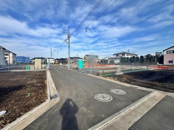 �_�ސ쌧���l�s���J��{��1���ڂ̐V�z��ˌ��Ă̑O�ʓ��H�܂ތ��n�ʐ^