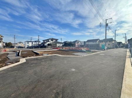 �_�ސ쌧���l�s���J��{��1���ڂ̐V�z��ˌ��Ă̑O�ʓ��H�܂ތ��n�ʐ^