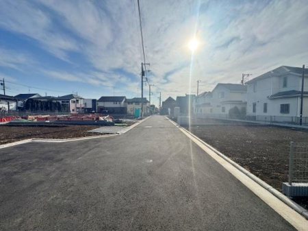 �_�ސ쌧���l�s���J��{��1���ڂ̐V�z��ˌ��Ă̑O�ʓ��H�܂ތ��n�ʐ^