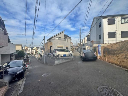 �_�ސ쌧���l�s���捡�h���̐V�z��ˌ��Ă̑O�ʓ��H�܂ތ��n�ʐ^