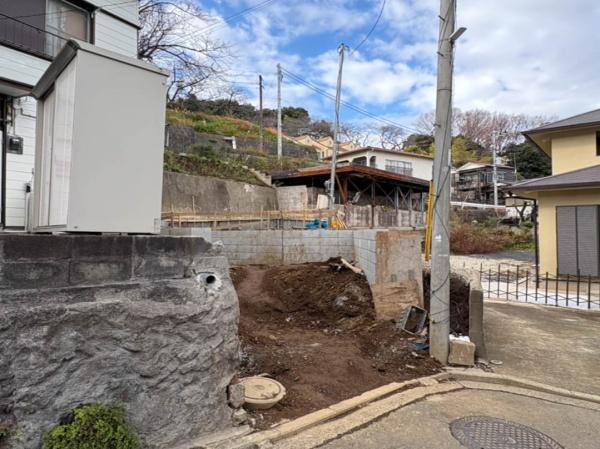 �_�ސ쌧���l�s�_�ސ�攒�������̐V�z��ˌ��Ă̑O�ʓ��H�܂ތ��n�ʐ^