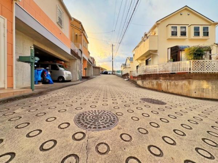 �_�ސ쌧���l�s�΋擌�{��4���ڂ̒��È�ˌ��Ă̑O�ʓ��H�܂ތ��n�ʐ^