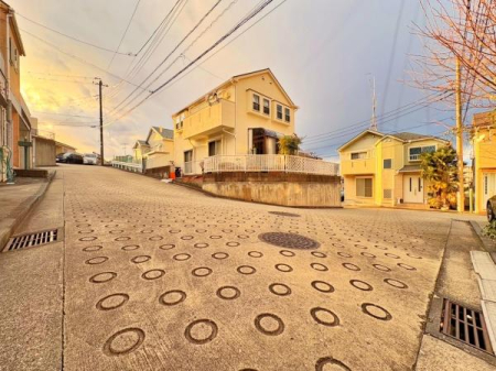 �_�ސ쌧���l�s�΋擌�{��4���ڂ̒��È�ˌ��Ă̑O�ʓ��H�܂ތ��n�ʐ^