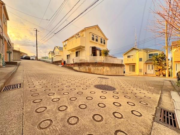 �_�ސ쌧���l�s�΋擌�{��4���ڂ̒��È�ˌ��Ă̑O�ʓ��H�܂ތ��n�ʐ^