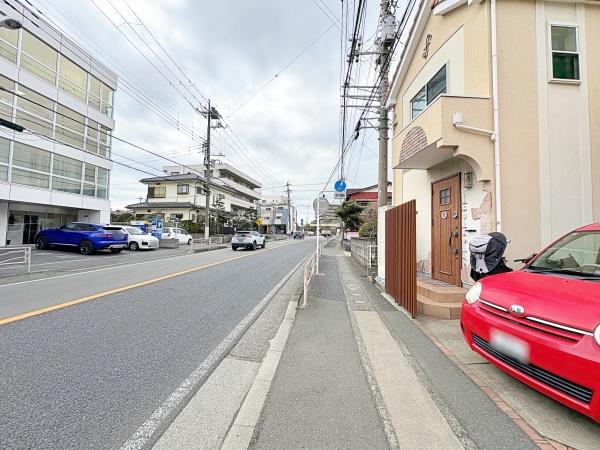 �_�ސ쌧������s����1���ڂ̒��È�ˌ��Ă̑O�ʓ��H�܂ތ��n�ʐ^