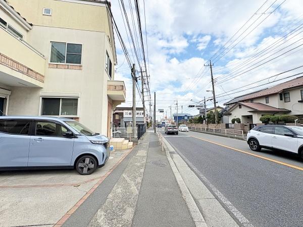 �_�ސ쌧������s����1���ڂ̒��È�ˌ��Ă̑O�ʓ��H�܂ތ��n�ʐ^