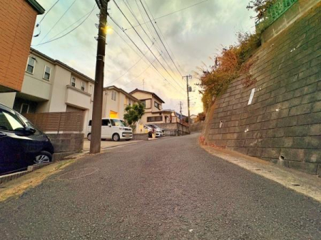 �_�ސ쌧���l�s��攒�S��3���ڂ̒��È�ˌ��Ă̑O�ʓ��H�܂ތ��n�ʐ^