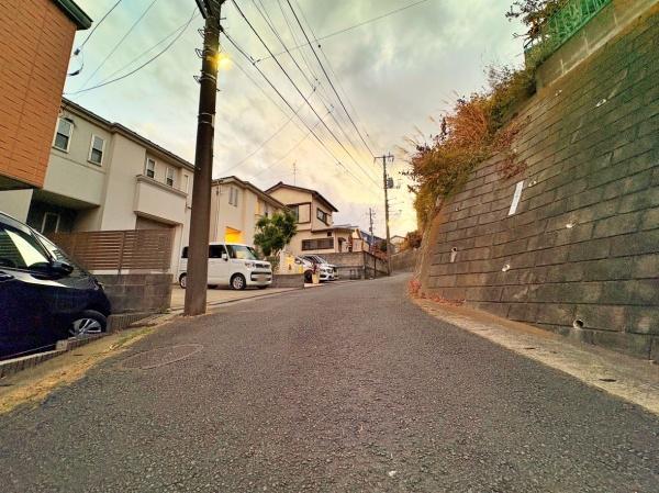 �_�ސ쌧���l�s��攒�S��3���ڂ̒��È�ˌ��Ă̑O�ʓ��H�܂ތ��n�ʐ^