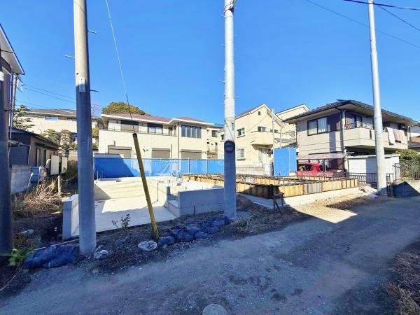 �_�ސ쌧���l�s��q�扪��4���ڂ̐V�z��ˌ��Ă̑O�ʓ��H�܂ތ��n�ʐ^