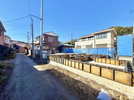 �_�ސ쌧���l�s��q�扪��4���ڂ̐V�z��ˌ��Ă̑O�ʓ��H�܂ތ��n�ʐ^