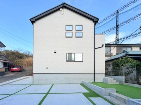 �_�ސ쌧���l�s���Z�c��3���ڂ̐V�z��ˌ��Ă̑O�ʓ��H�܂ތ��n�ʐ^