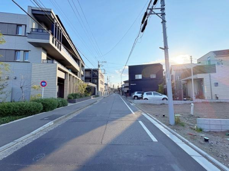 �_�ސ쌧����s�А�5���ڂ̐V�z��ˌ��Ă̑O�ʓ��H�܂ތ��n�ʐ^