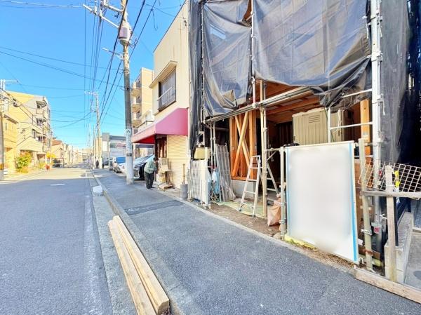 �_�ސ쌧���l�s��拤�i��2���ڂ̐V�z��ˌ��Ă̑O�ʓ��H�܂ތ��n�ʐ^