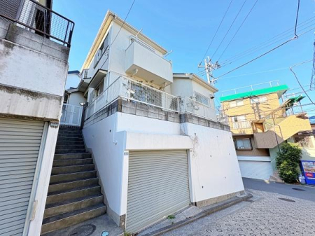 �_�ސ쌧���l�s�ߌ����̋{1���ڂ̒��È�ˌ��Ă̑O�ʓ��H�܂ތ��n�ʐ^