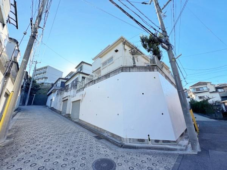 �_�ސ쌧���l�s�ߌ����̋{1���ڂ̒��È�ˌ��Ă̑O�ʓ��H�܂ތ��n�ʐ^