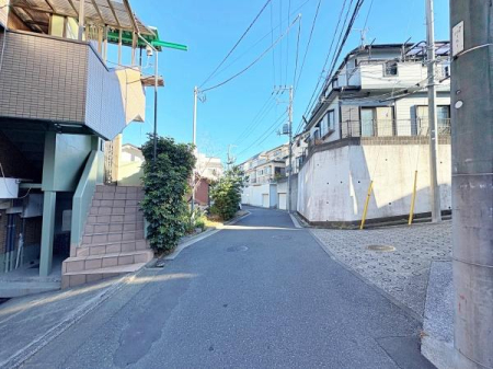 �_�ސ쌧���l�s�ߌ����̋{1���ڂ̒��È�ˌ��Ă̑O�ʓ��H�܂ތ��n�ʐ^