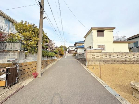 �_�ސ쌧�C�V���s��������1���ڂ̓y�n�̑O�ʓ��H�܂ތ��n�ʐ^