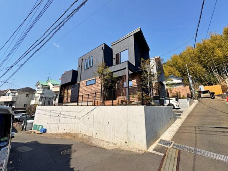 �_�ސ쌧���s�����扤�T����5���ڂ̐V�z��ˌ��Ă̑O�ʓ��H�܂ތ��n�ʐ^