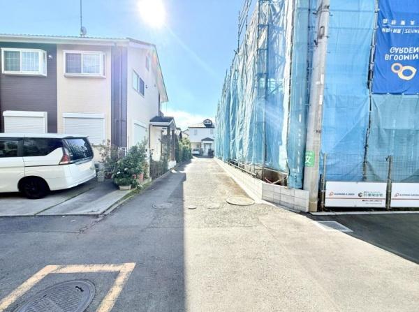 �_�ސ쌧������s�~���̐V�z��ˌ��Ă̑O�ʓ��H�܂ތ��n�ʐ^