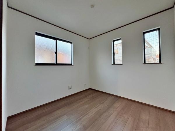 �_�ސ쌧���s�{�O�����1���ڂ̐V�z��ˌ��Ă̎q������