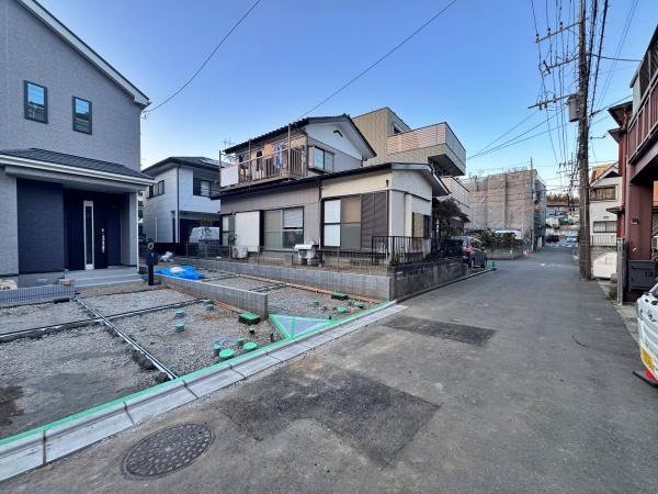 �_�ސ쌧���s�{�O�����1���ڂ̐V�z��ˌ��Ă̑O�ʓ��H�܂ތ��n�ʐ^