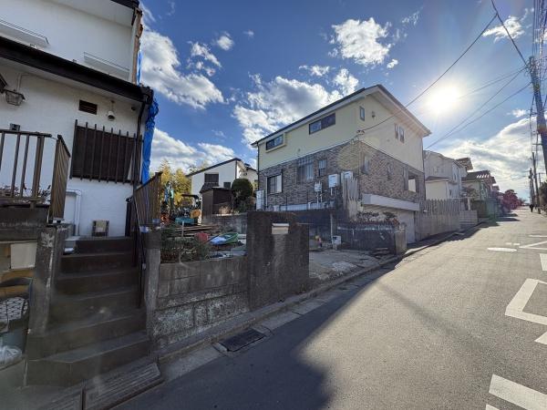 �_�ސ쌧���l�s�΋抛��7���ڂ̓y�n�̑O�ʓ��H�܂ތ��n�ʐ^