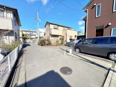 �_�ސ쌧����s�����_��4���ڂ̒��È�ˌ��Ă̑O�ʓ��H�܂ތ��n�ʐ^