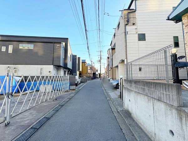 �_�ސ쌧���l�s��q��X2���ڂ̒��È�ˌ��Ă̑O�ʓ��H�܂ތ��n�ʐ^