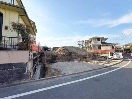 �_�ސ쌧���l�s�˒ˋ�㔐�����̐V�z��ˌ��Ă̑O�ʓ��H�܂ތ��n�ʐ^