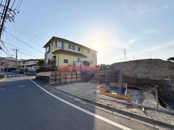 �_�ސ쌧���l�s�˒ˋ�㔐�����̐V�z��ˌ��Ă̑O�ʓ��H�܂ތ��n�ʐ^