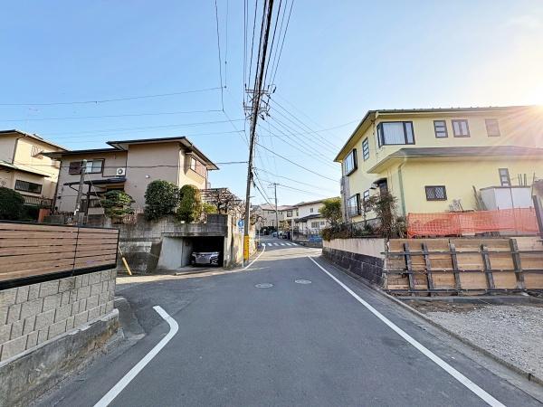 �_�ސ쌧���l�s�˒ˋ�㔐�����̐V�z��ˌ��Ă̑O�ʓ��H�܂ތ��n�ʐ^