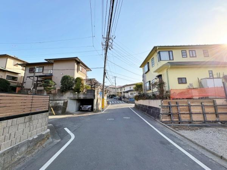 �_�ސ쌧���l�s�˒ˋ�㔐�����̐V�z��ˌ��Ă̑O�ʓ��H�܂ތ��n�ʐ^