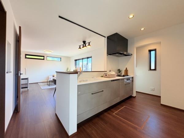 �_�ސ쌧���l�s����折���J��4���ڂ̐V�z��ˌ��ẴL�b�`��