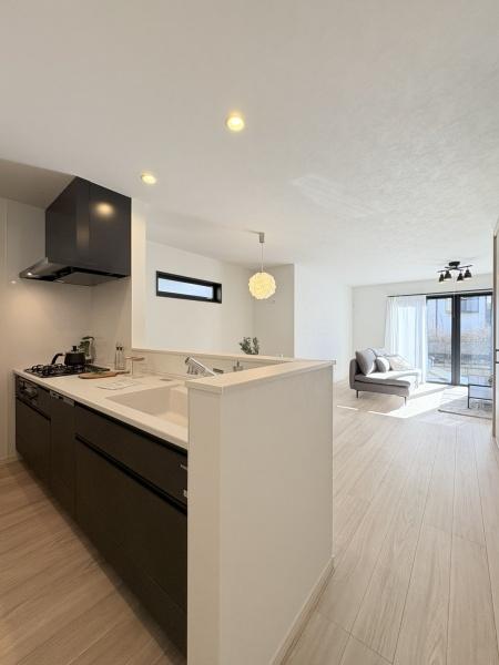 �_�ސ쌧���l�s��q�搙�c8���ڂ̐V�z��ˌ��ẴL�b�`��