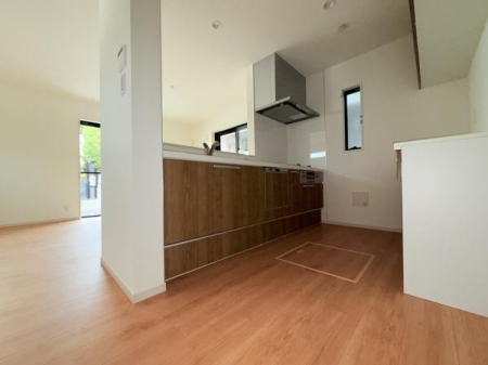 �_�ސ쌧���q�s���R8���ڂ̐V�z��ˌ��Ẵ��r���O