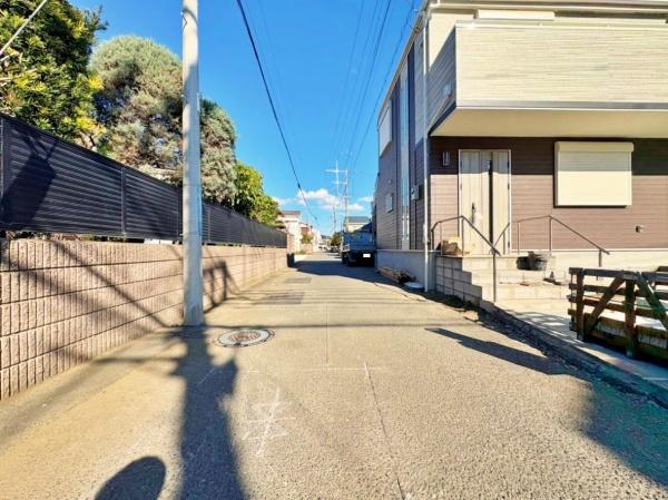 �_�ސ쌧����s�����C��7���ڂ̐V�z��ˌ��Ă̑O�ʓ��H�܂ތ��n�ʐ^