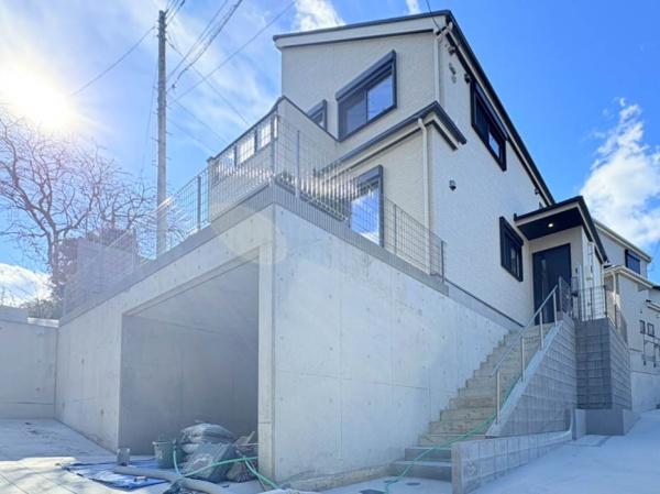 �_�ސ쌧���l�s�h��ѓ����̐V�z��ˌ��Ă̑O�ʓ��H�܂ތ��n�ʐ^