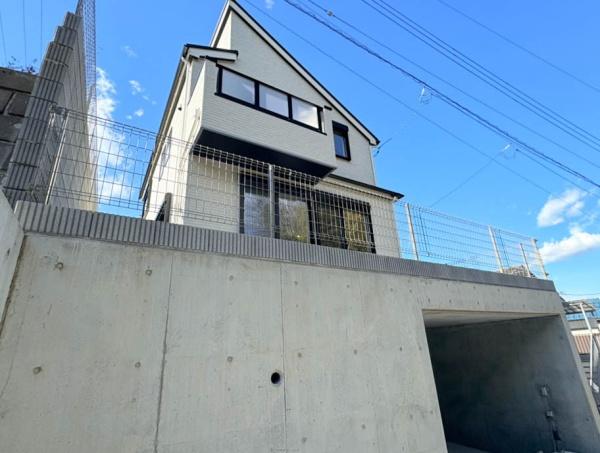 �_�ސ쌧���l�s�h��ѓ����̐V�z��ˌ��Ă̑O�ʓ��H�܂ތ��n�ʐ^