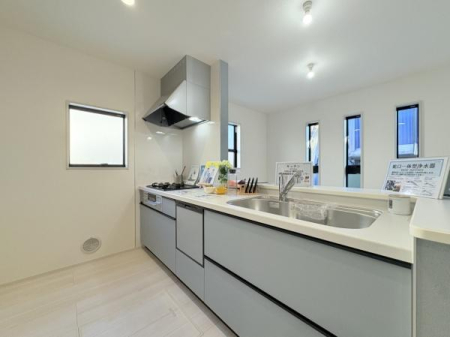 �_�ސ쌧���s�{�O����{��2���ڂ̐V�z��ˌ��ẴL�b�`��