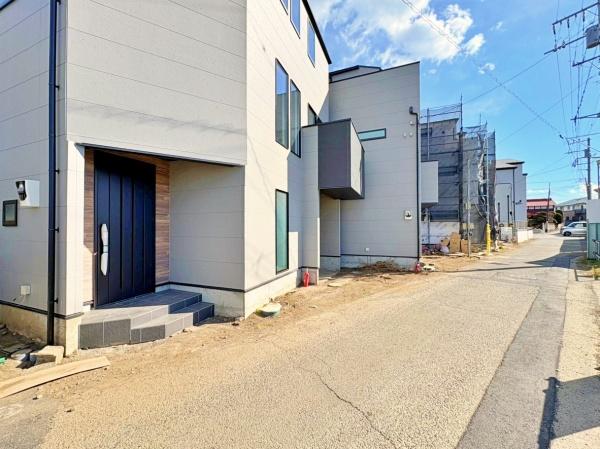 �_�ސ쌧����s�����_��3���ڂ̐V�z��ˌ��Ă̑O�ʓ��H�܂ތ��n�ʐ^