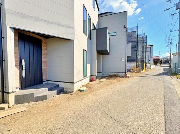 �_�ސ쌧����s�����_��3���ڂ̐V�z��ˌ��Ă̑O�ʓ��H�܂ތ��n�ʐ^