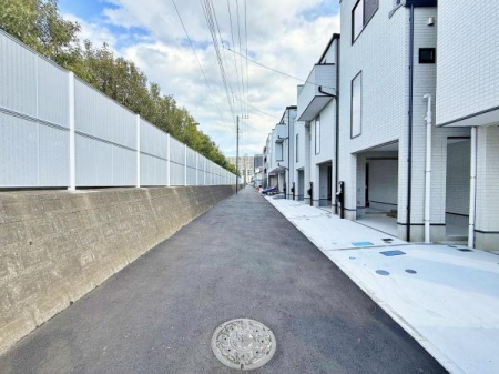 �_�ސ쌧���s���撆��2���ڂ̐V�z��ˌ��Ă̑O�ʓ��H�܂ތ��n�ʐ^