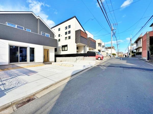 �_�ސ쌧���l�s�����x����3���ڂ̐V�z��ˌ��Ă̑O�ʓ��H�܂ތ��n�ʐ^