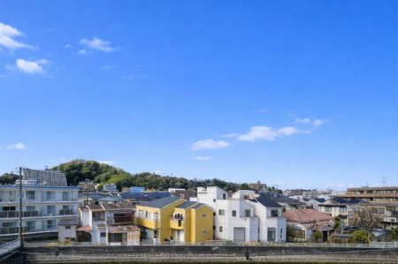 �_�ސ쌧���l�s�����Z�Y5���ڂ̐V�z��ˌ��Ă̏Z�˂���̒��]�ʐ^