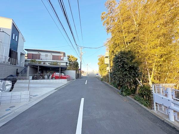 �_�ސ쌧���l�s��q��m����1���ڂ̒��È�ˌ��Ă̑O�ʓ��H�܂ތ��n�ʐ^