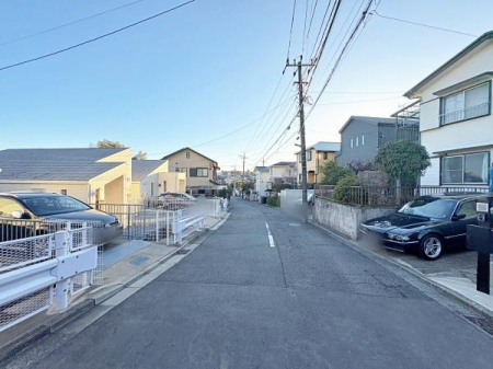 �_�ސ쌧���l�s��q��m����1���ڂ̒��È�ˌ��Ă̑O�ʓ��H�܂ތ��n�ʐ^